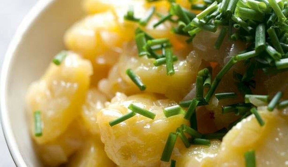 Opskrift på varm kartoffelsalat