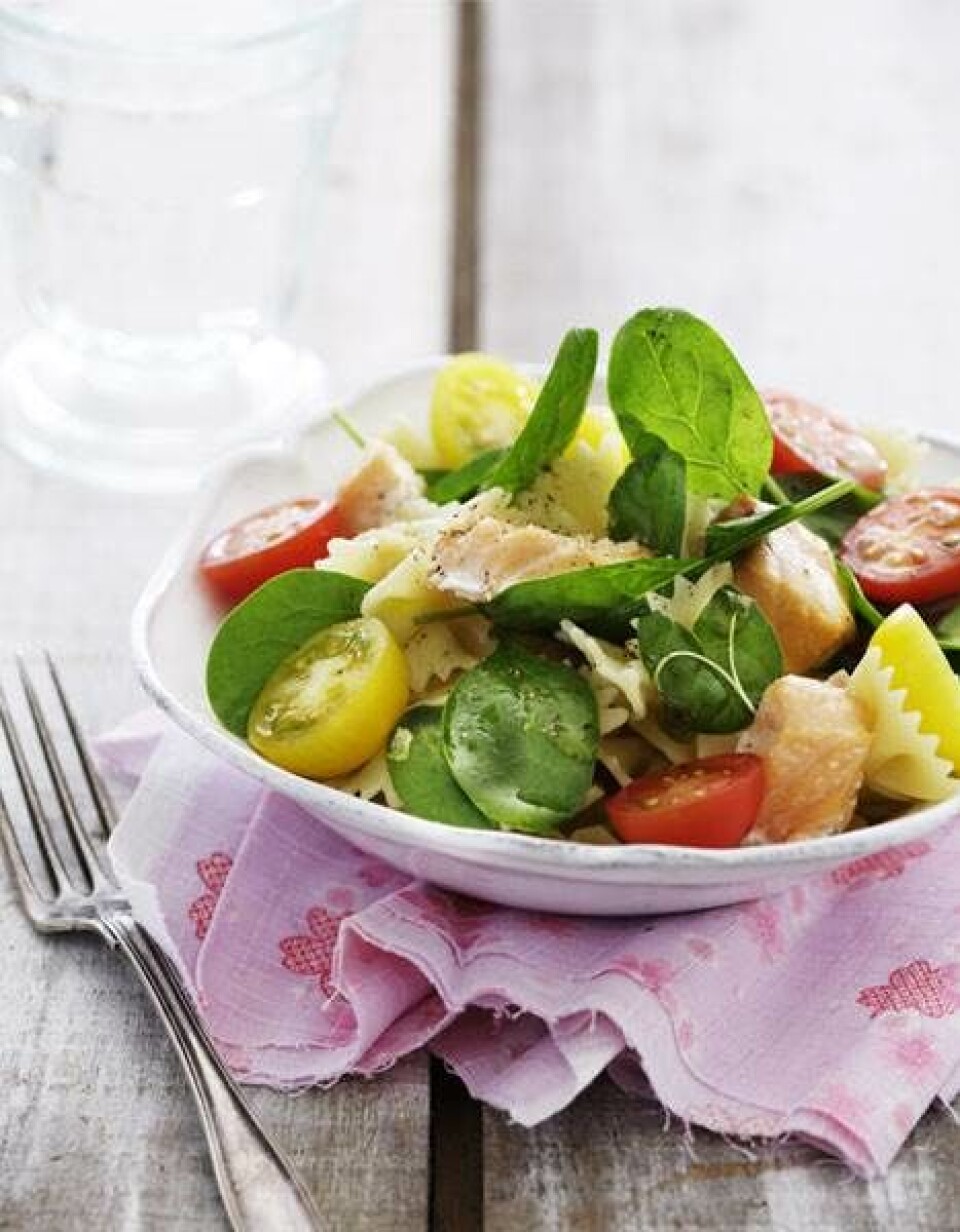 Pasta med spinat, cherrytomater og laks