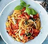 Pasta med rå tomatsovs
