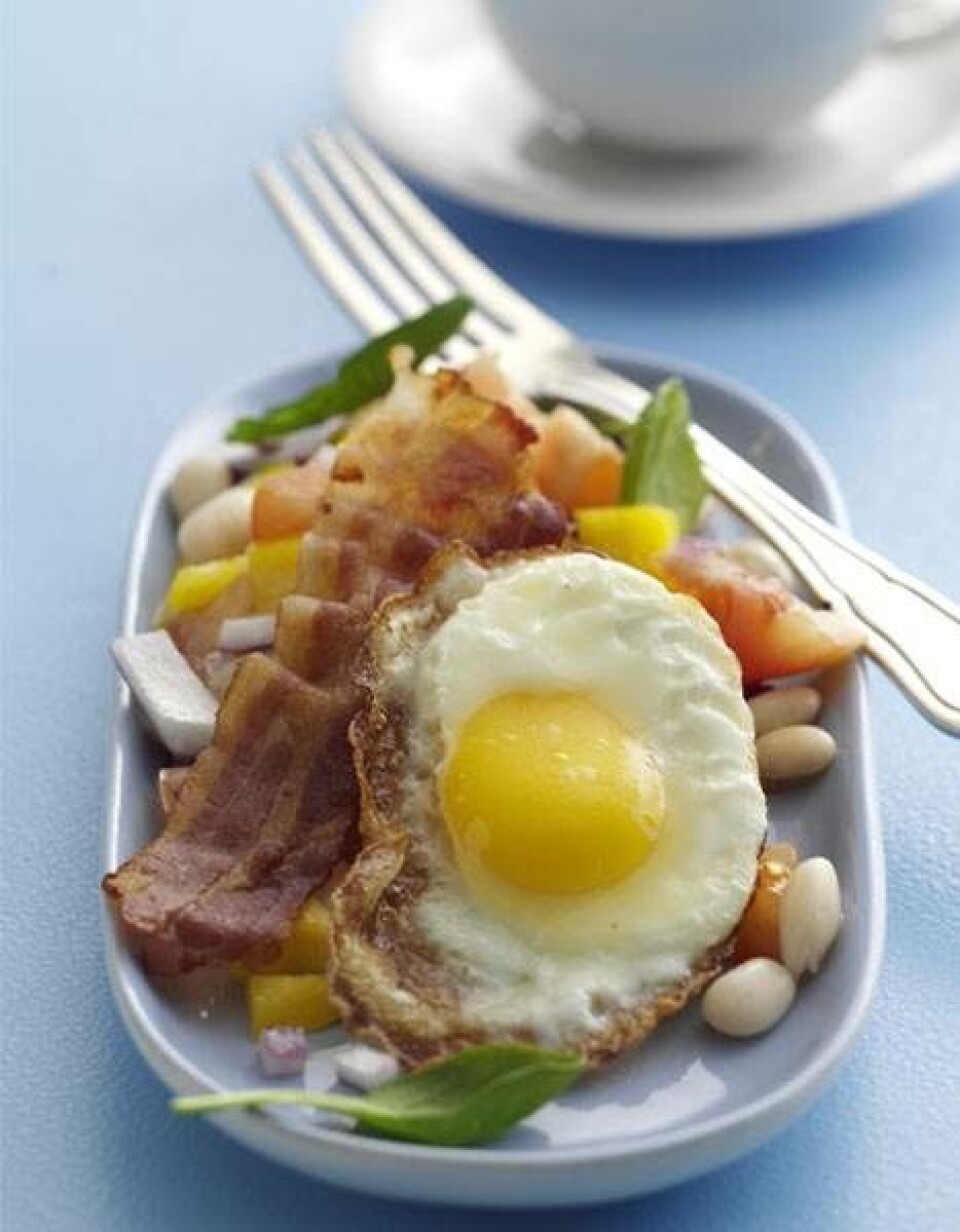 Hvid bønnesalsa med spejlæg og bacon