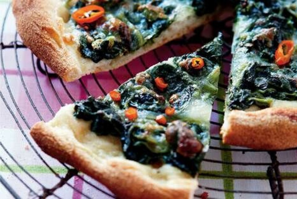 Pizza med spinat og chili