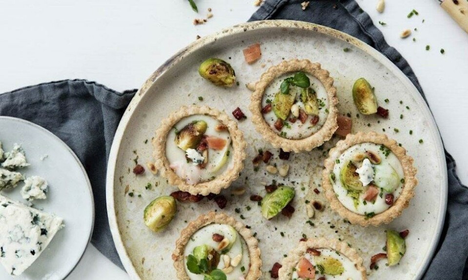 Opskrift på tarteletter med blå ostesauce, rosenkål og røget laks