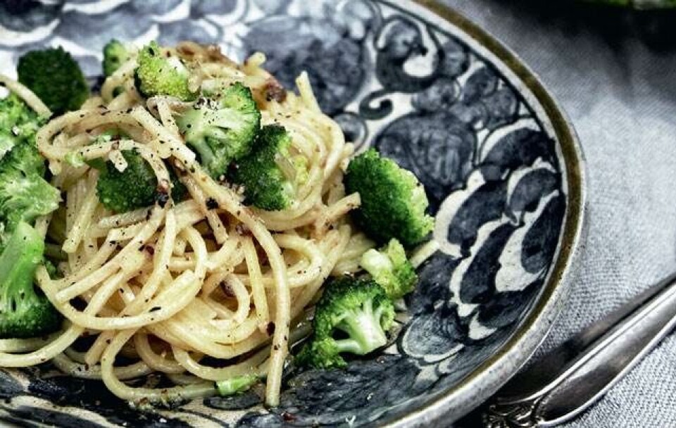 Spaghetti med broccoli og ansjos