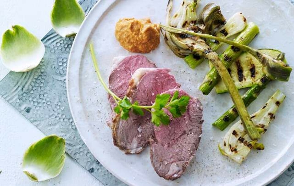 Få opskriften på lammeculotter med grillede grøntsager og salsa romesca