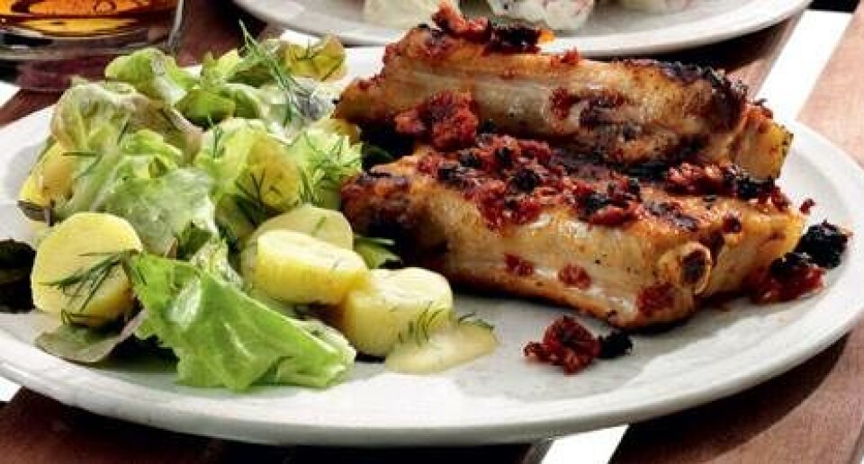 Grillede spareribs og salat med kartofler