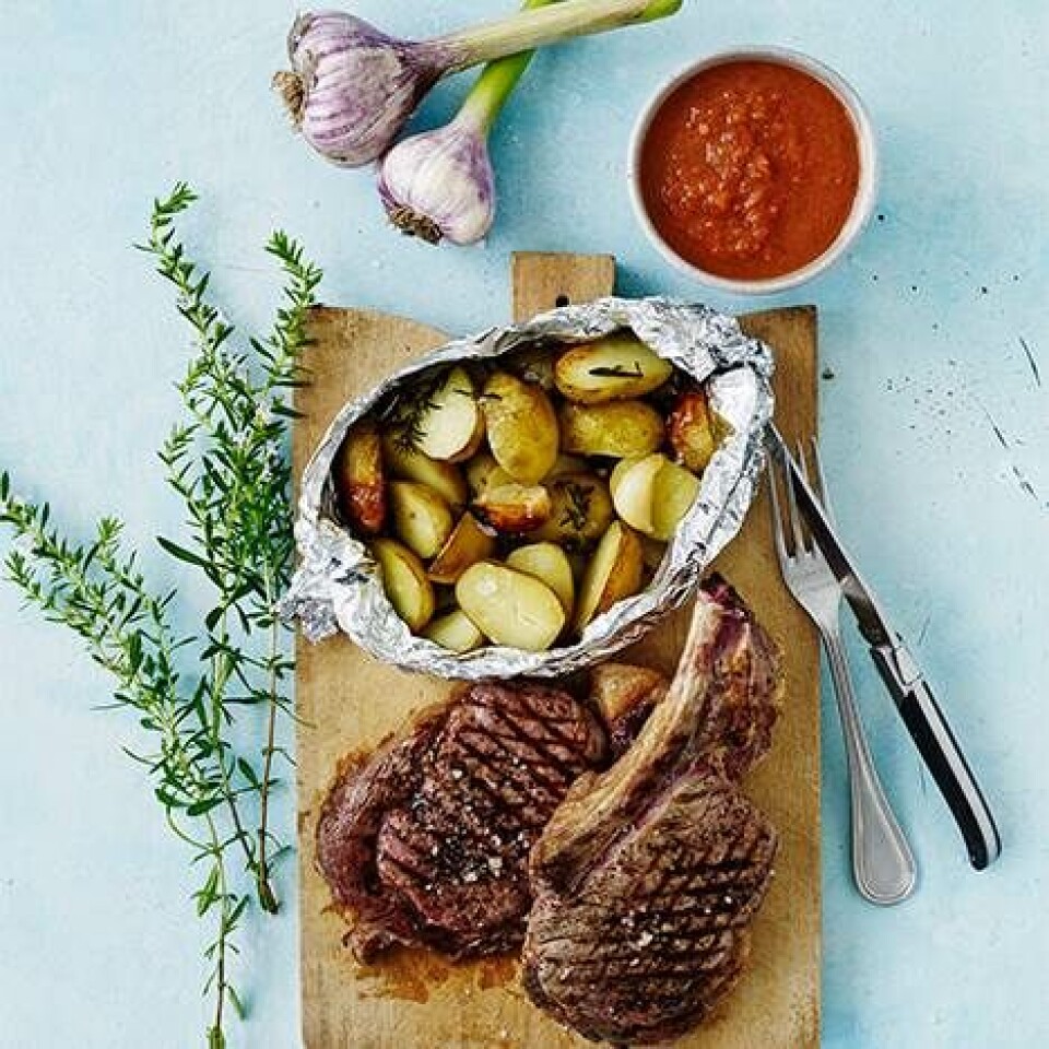 Grillet côte de boeuf og bagte nye kartofler