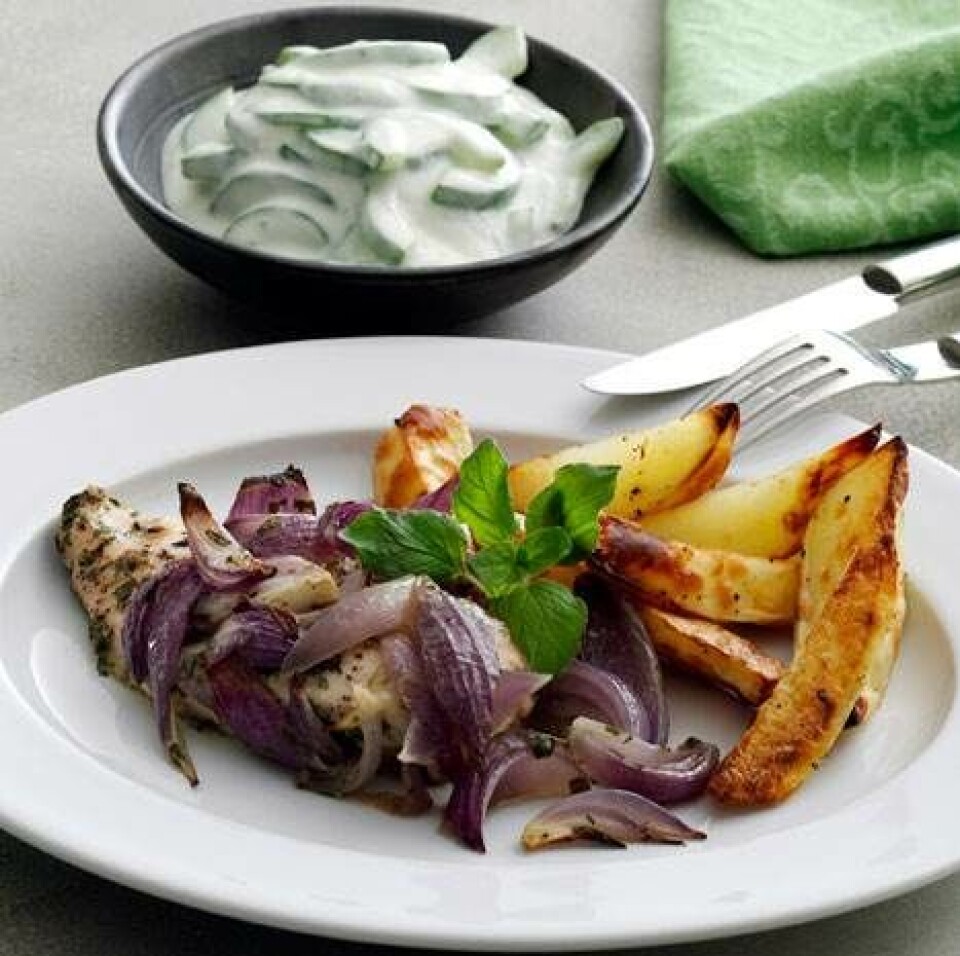 Ovnstegt kylling med kartofler og tzatziki