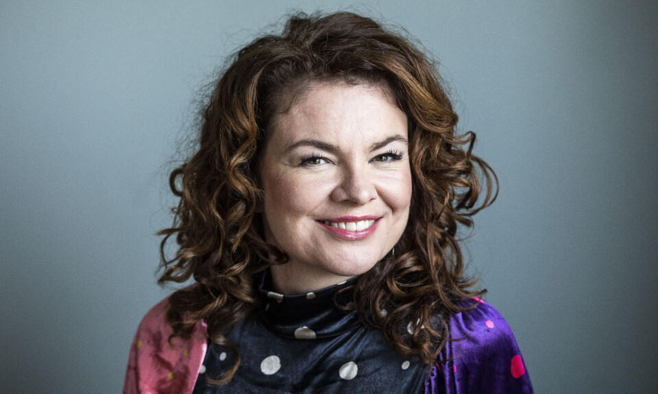 Julia Lahme på blå baggrund