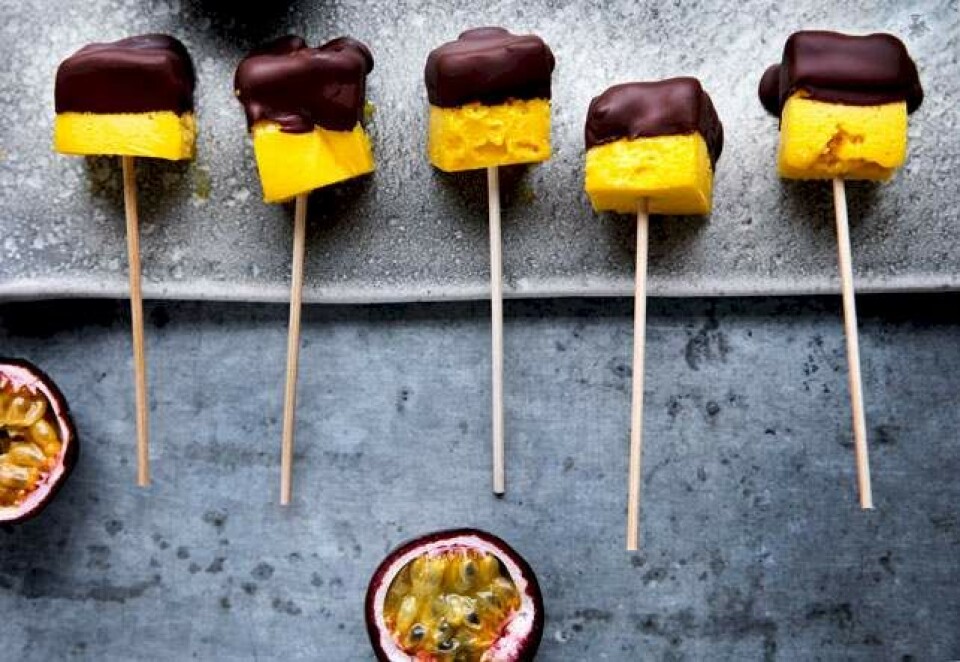 Mango-passionsfrugt-sorbet med chokolade