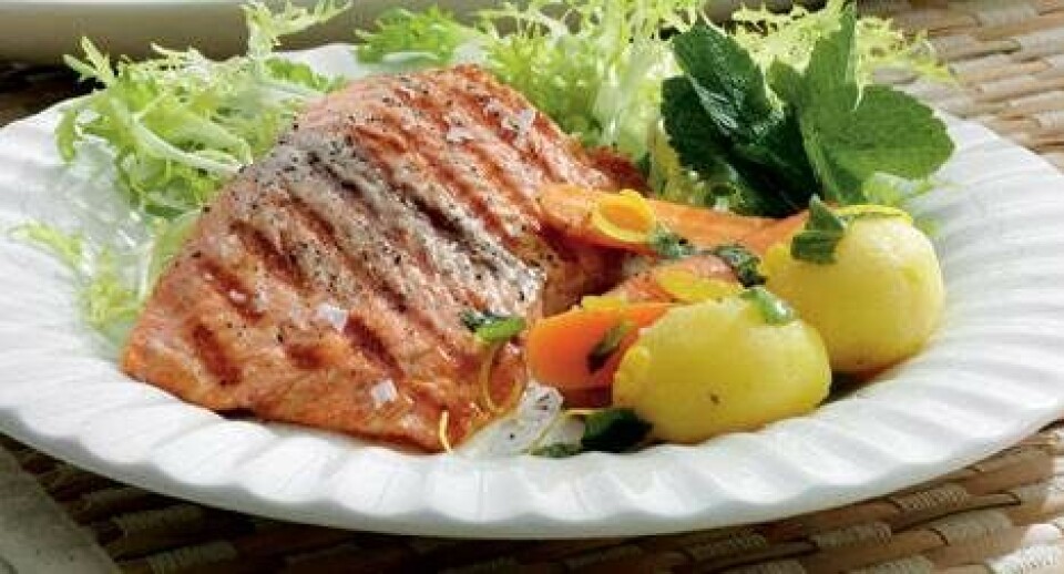 Grillede ørredbøffer med mynte-gulerødder