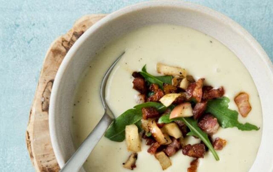 Kartoffel-porre-suppe med rucola, æbler og bacon