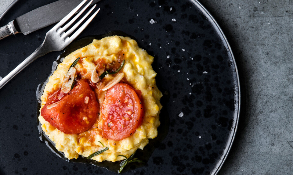 Polenta på friske majs med flåede tomater