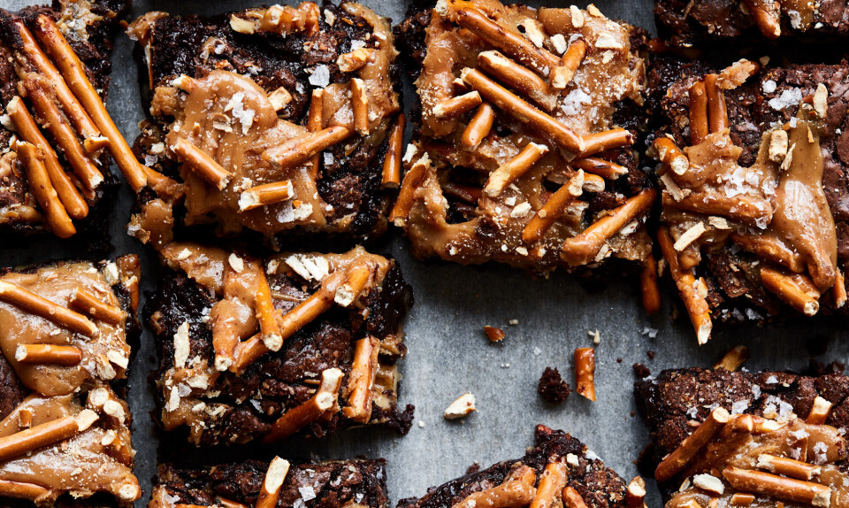 Brownie med saltstænger og karamel