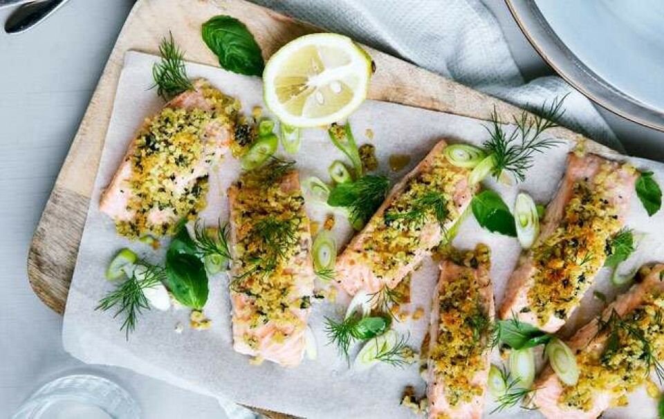 Laks med sprød topping og krydderurter