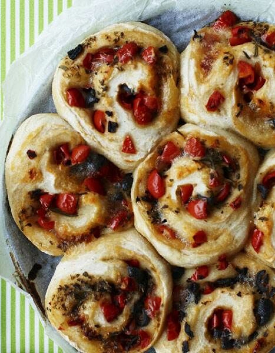 Pizzasnegle med mozzarella, tomater og oliven