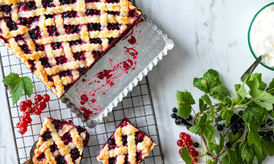 Tærte med bær og flettet låg