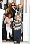 Angelina Jolies børn leger med Gwen Stefanis