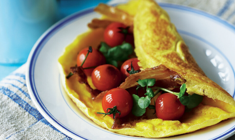 Omelet med bacon og tomater