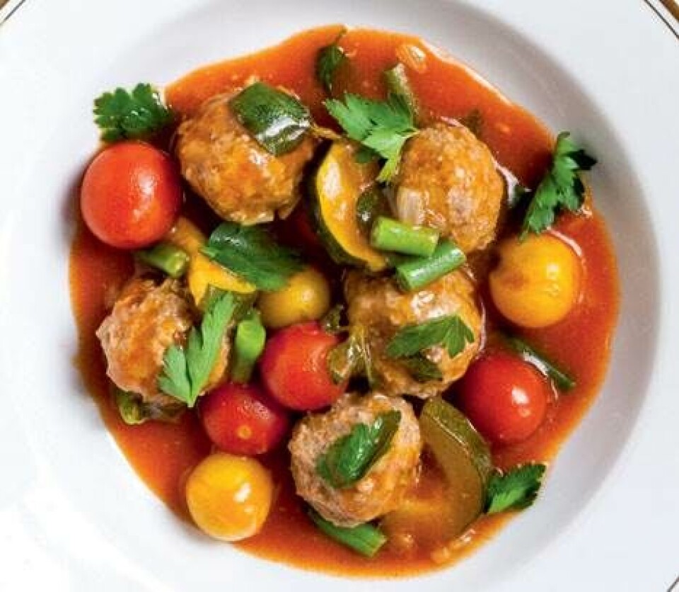 Tomatfrikassé med kødboller, squash og bønner
