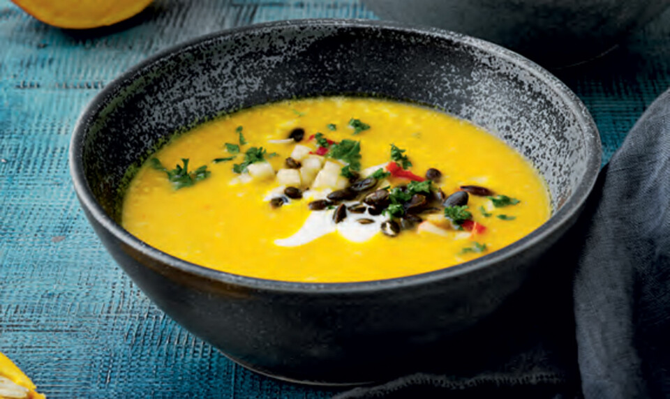 Spicy græskarsuppe med tamari-græskarkerner, yoghurt og persille