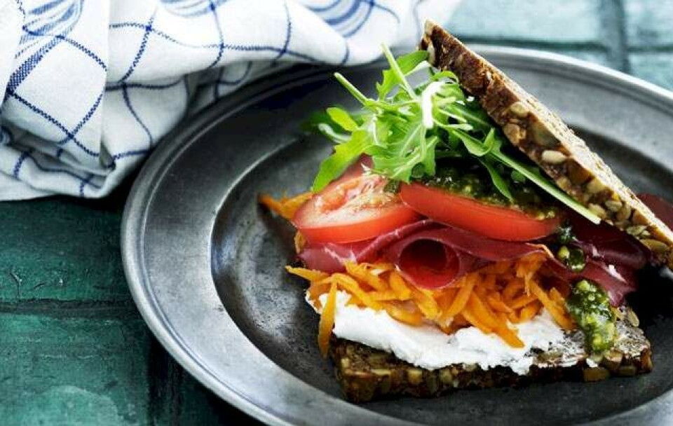 Opskrift på rugbrøds sandwich med bresaola og pesto