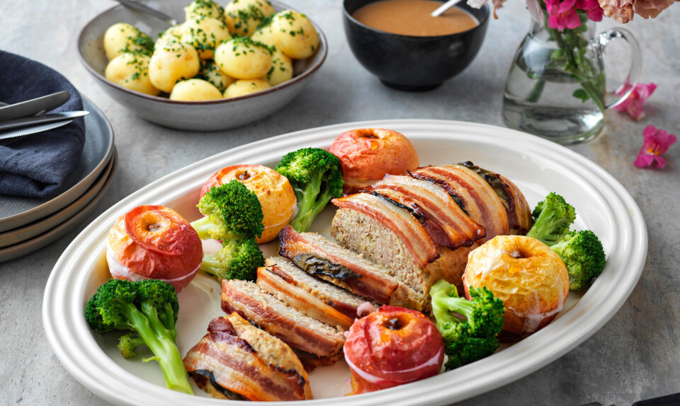 Farsbrød med bacon og bagte æbler
