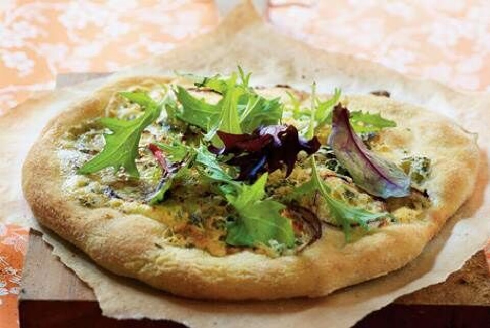 Pizza med rødløg og blå ost