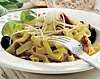 Pasta med bacon og pesto