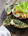 Røget laks med citroncreme - hertil hjemmelavede hvidløgsbrød