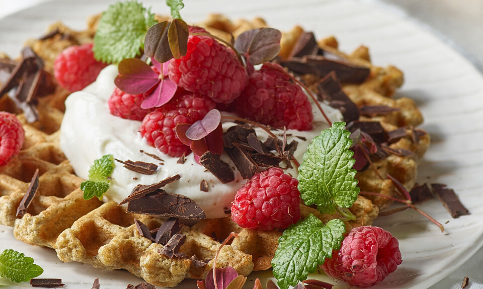Sense opskrift morgenmad: Bananvafler med vaniljeskyr, hindbær og chokolade