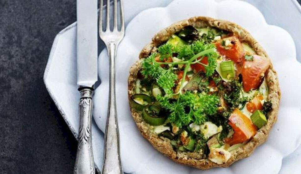 Opskrift på tomattærte med porre og pinjekerner