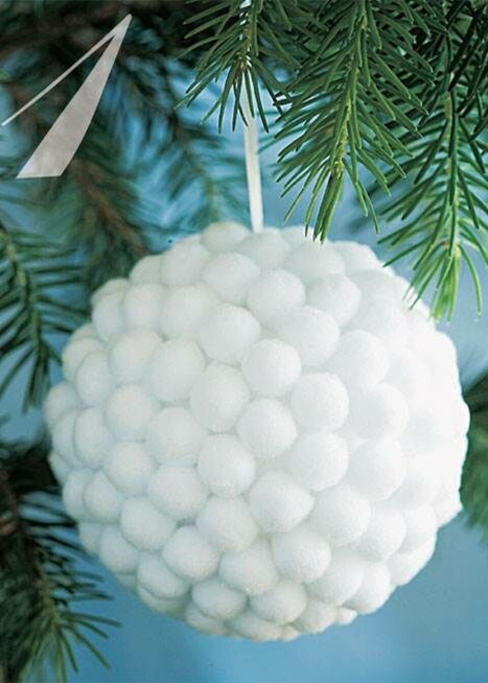 Sød julekugle med fine snebolde fra Hendes Verden