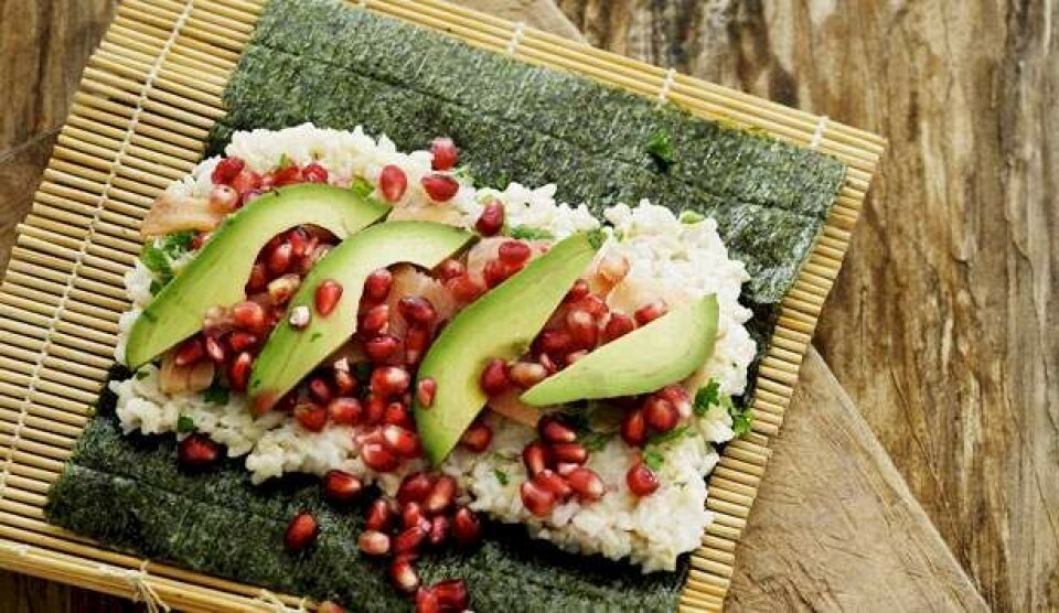 Opskrift på sushi af brune ris med avocado, granatæble, laks og persille