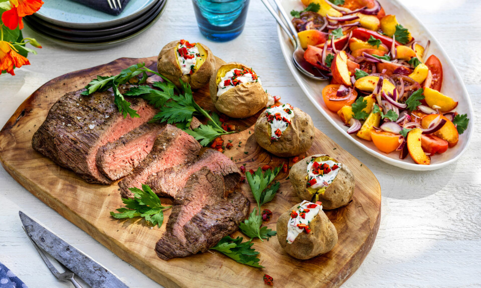 Flanksteak med bagte kartofler og tomat-ferskensalat