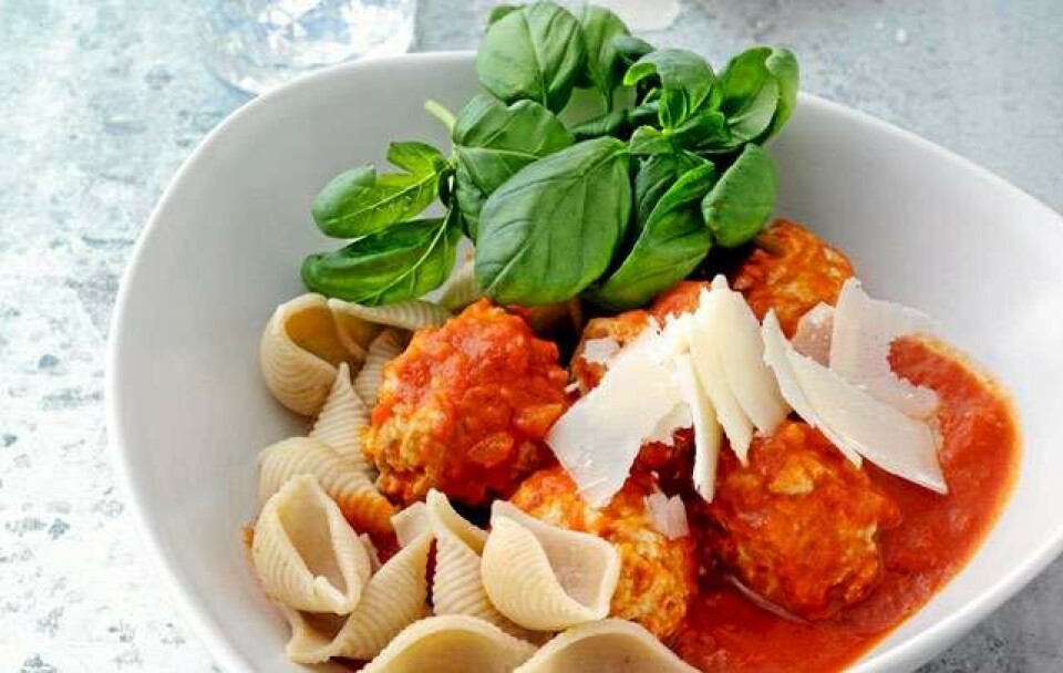 Pasta i tomat med kyllingeboller