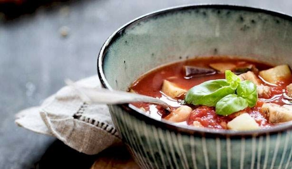 Opskrift på grøntsagssuppe med sprøde krydderurtebrød