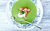 Ærtesuppe med varmrøget laks og creme fraiche