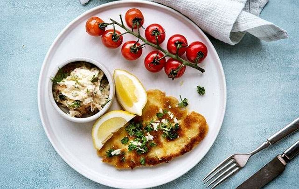 Sådan laver du sprødstegt fiskefilet med selleri-æble-remoulade