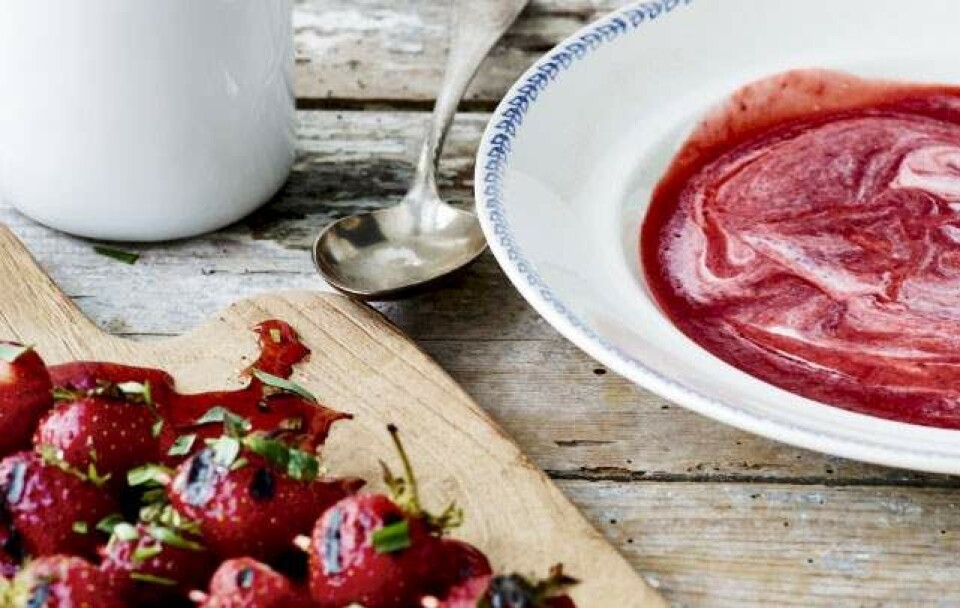 Jordbærsuppe med hyld, fløde og grillede jordbær