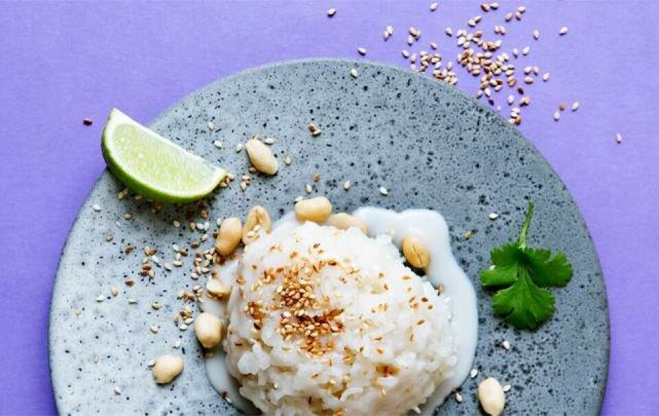 Sticky rice med kokos, peanuts, sesam, mynte og koriander
