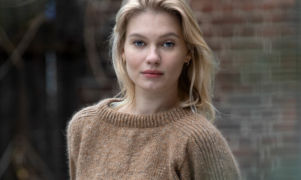 Strikkeopskrift bluse med sadelskuldre