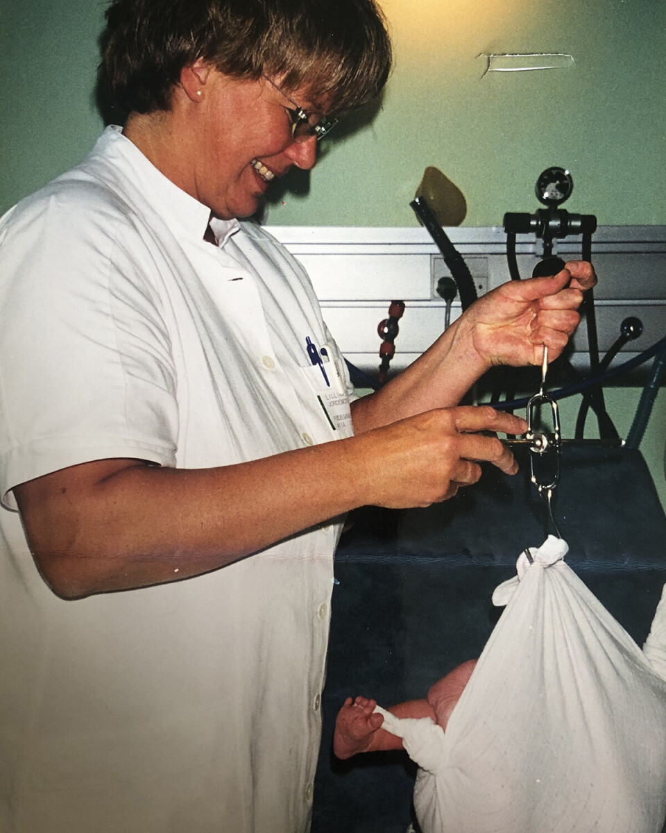 Lillian Bonde vejer et nyfødt barn.