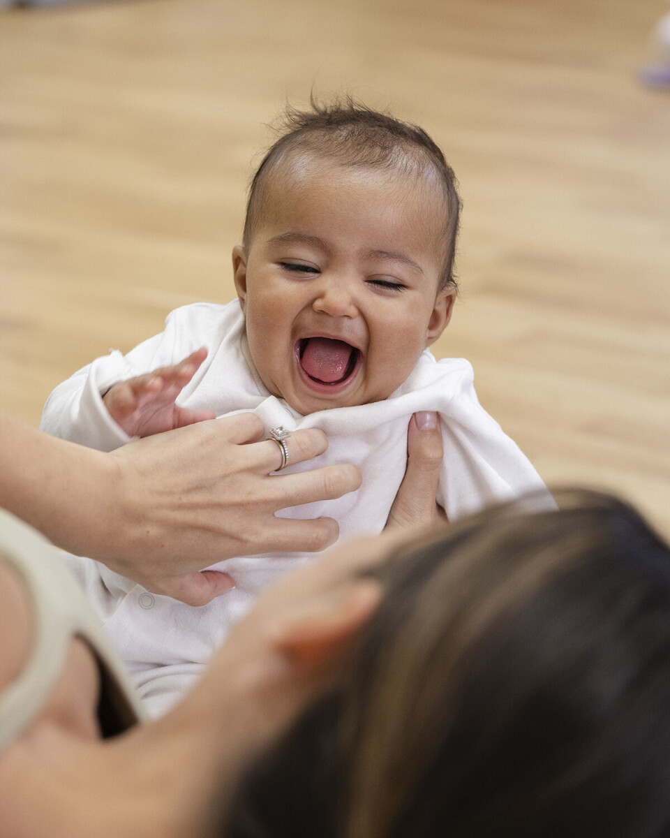 Baby til yoga med sin mor.