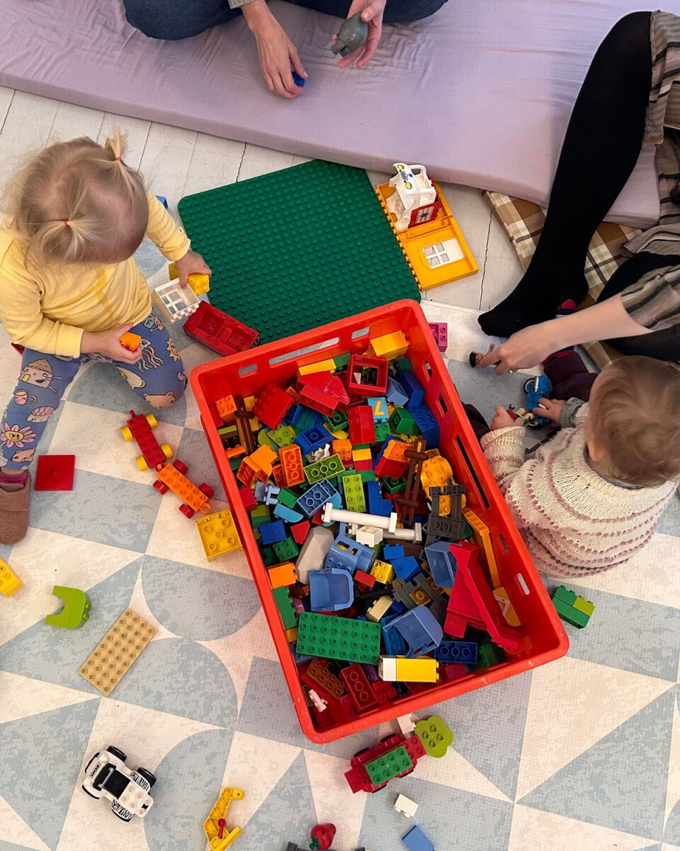 Børn, som leger med lego.