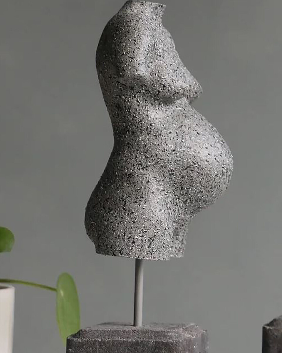 Statuette af en gravid mave.