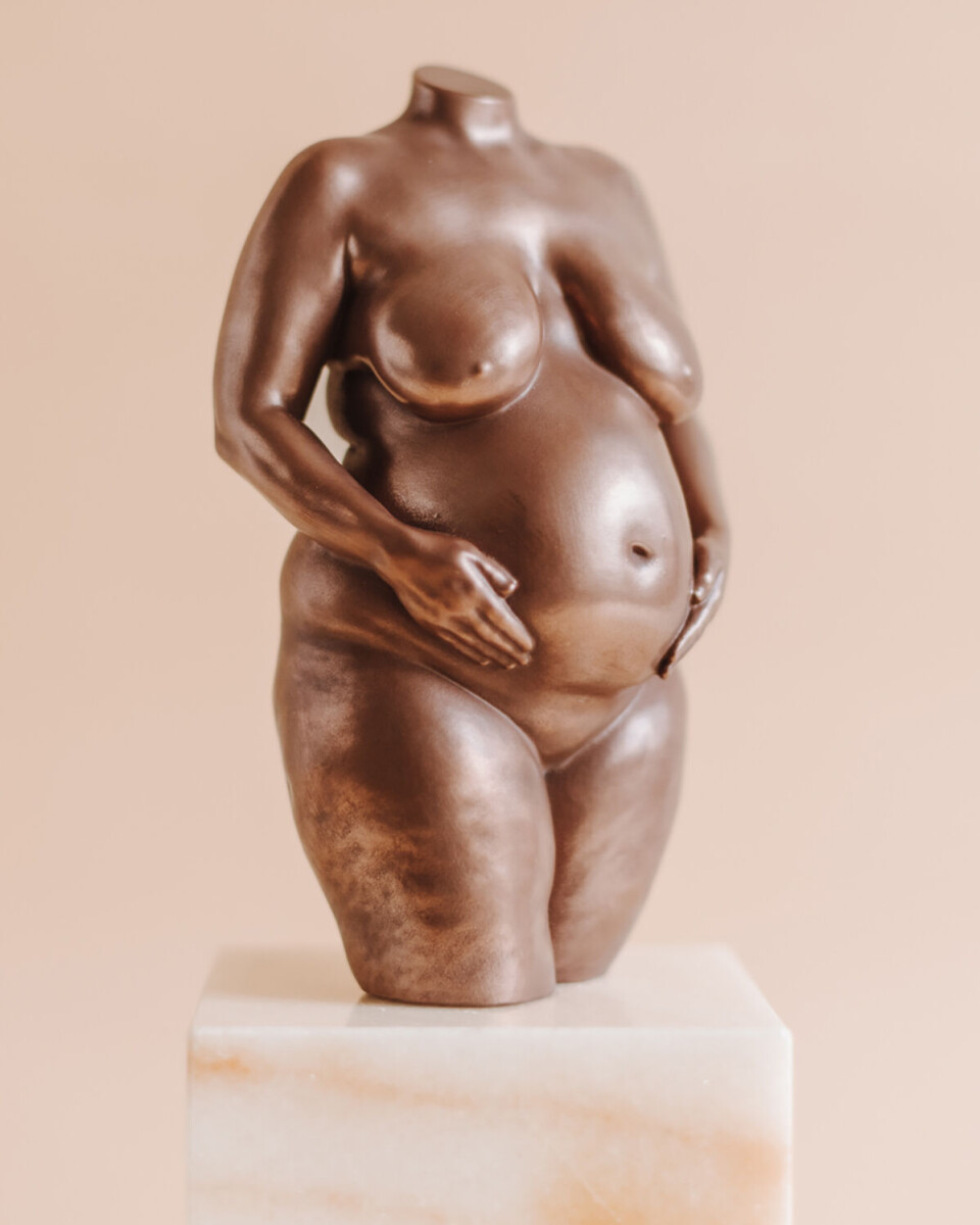 Bronzefigurine lavet ud fra en 3D-scanning af en gravid mave.