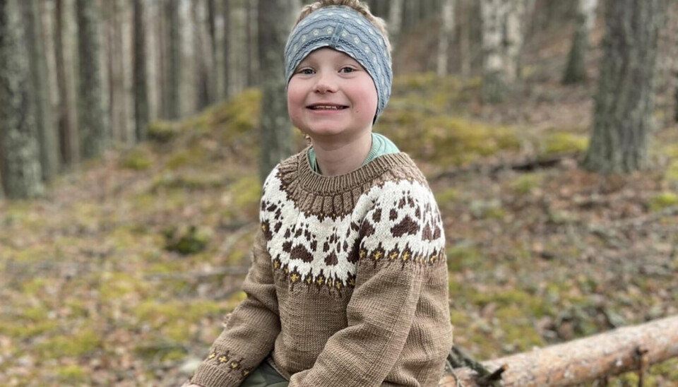 Matheo sidder i skoven.