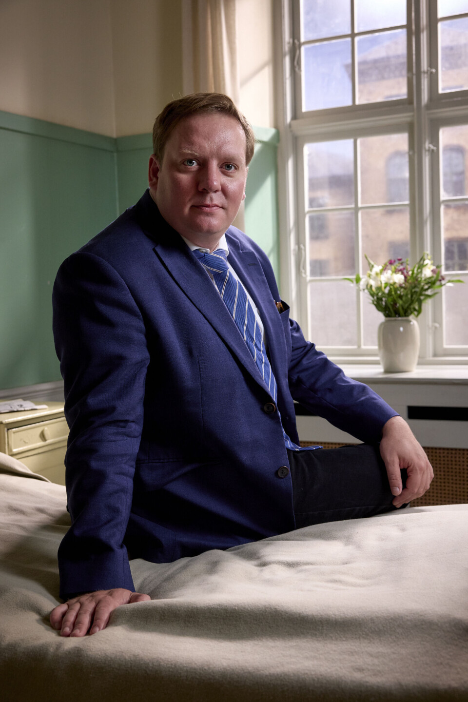 Jesper er selv åben om, at han har gået til psykolog. Noget som man nok ikke ville se i serien. – I 1954 var det ikke comme il faut at tale om svære ting. I dag ringer man til en terapeut eller en psykolog.