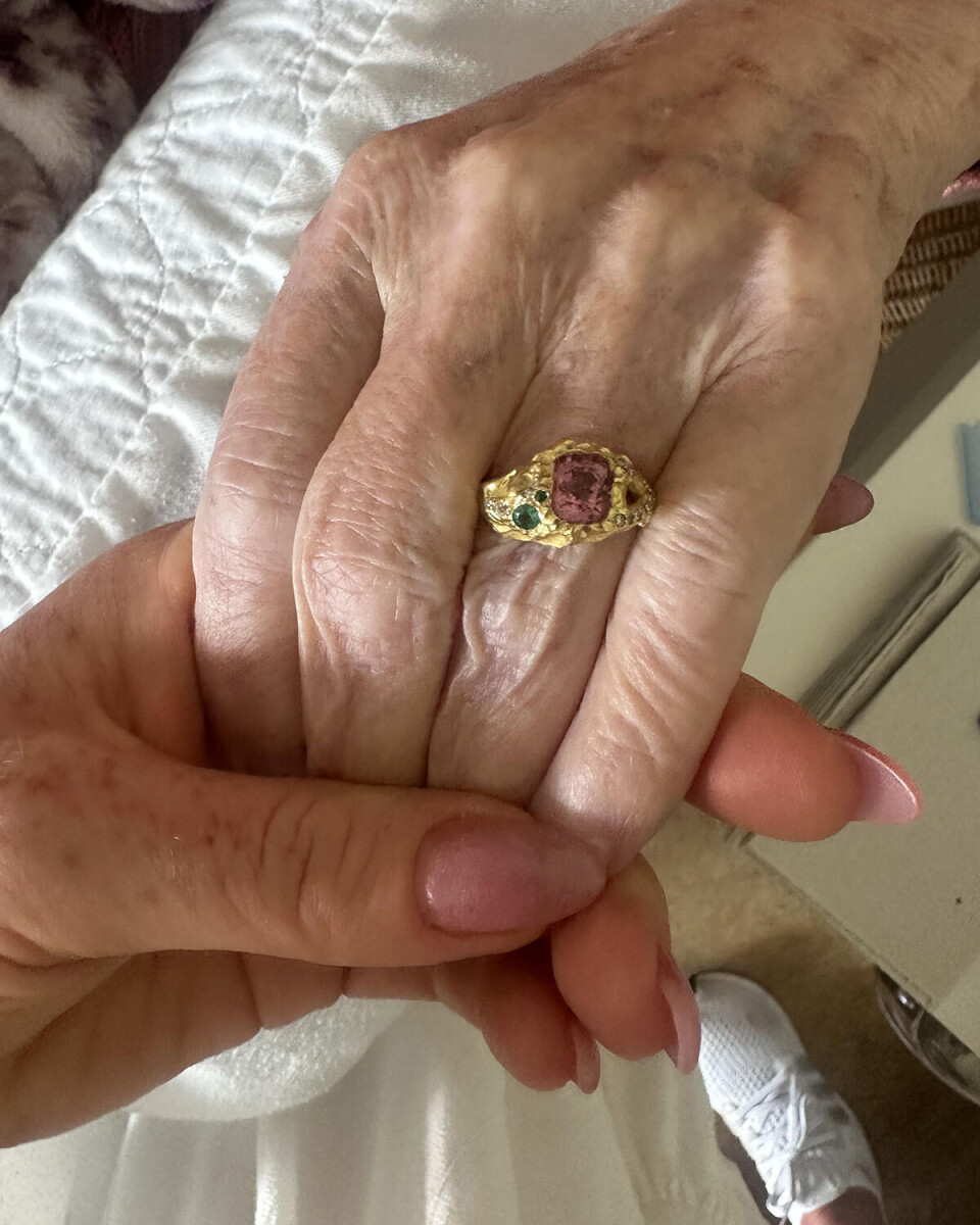Privat billede af Ninni Kjærs mormors hånd, med en ring på.