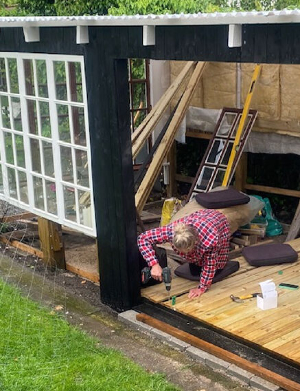 Jane lægger gulv i sin havestue